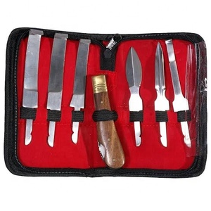 Ensemble d'instruments chirurgicaux vétérinaires réutilisables, outils de chirurgie animale avec manche en bois et lames métalliques dans un étui rouge - Product Image 4