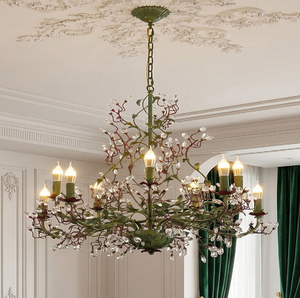 Un magnifique lustre étoilé doré contenant de nombreux pendentifs en forme de goutte d'eau en verre transparent, disponible à prix de gros. - Product Image 4