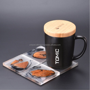 Ensemble de sous-verres en résine en bois dernier cri pour décoration de table à manger et accessoires pour Noël idéal comme cadeaux - Product Image 1