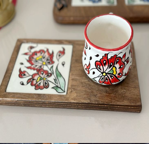 Tabla de desayuno de madera natural, azulejo de filigrana roja, portavasos. Disponible a precios de mayorista. - Product Image 6