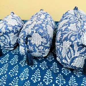 Trousse de toilette indienne artisanale en pur coton matelassé bleu, pochette à maquillage lavable, trousse de toilette imprimée à la main, ensemble de 3 trousses de toilette - Product Image 1
