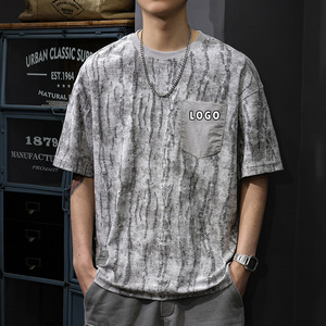 เสื้อยืดแขนสั้นผู้ชายทรงโอเวอร์ไซส์ มีกระเป๋า คอกลม สไตล์สตรีท ผ้าฝ้ายถัก 100% ระบายอากาศได้ดี ทรงปกติ โลโก้ด้านหน้า แห้งเร็ว - Product Image 1