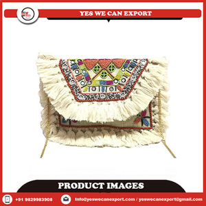 Bolsos bandolera tradicionales bohemios Banjara hechos a mano en cuero genuino con bordados de espejos coloridos y cierre de cremallera. - Product Image 3