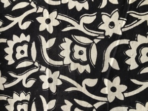 Tela de Algodón Estampada a Mano en Blanco y Negro – Tela de Algodón Indio con Diseño Floral para Prendas de Vestir y Textiles al por Mayor - Product Image 2