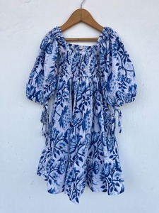 Stylisches Mädchenkleid aus Baumwolle mit Erdbeer-Motiv, Rüschenkragen, Knopfverschluss und gerafftem Rocksaum in Rot - Product Image 3