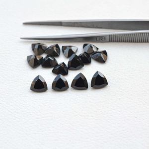 Piedras preciosas semipreciosas trituradas al por mayor de forma de trillón facetado de ónix negro de lujo de 7mm superventas del fabricante de joyas - Product Image 2