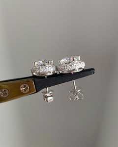 Pendientes de Oro Blanco de 14K con Moissanita Brillante de Corte Redondo y Halo de Diamantes, Joyería Fina Moderna y Minimalista, Regalos de Aniversario para Mujer - Product Image 3