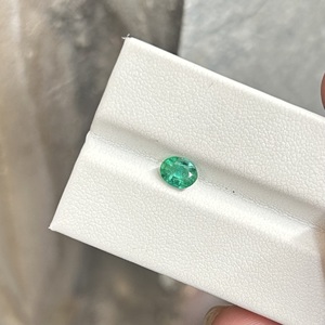 พลอยมรกตธรรมชาติจากแซมเบีย น้ำหนัก 0.60 กะรัต สีเขียวเข้ม รูปทรงวงรี เจียระไนแบบเหลี่ยม สำหรับทำเครื่องประดับ - Product Image 4