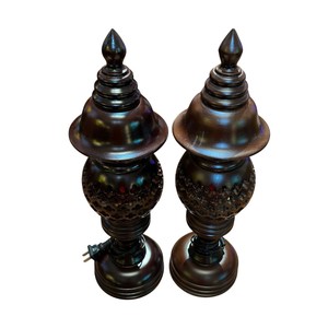 Une paire de lampes d'autel en bois en forme de nid d'abeille. - Product Image 3