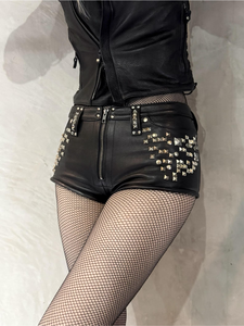 Short en cuir clouté taille haute style punk avec détails rivetés noir - Product Image 2