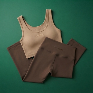Ensemble de yoga contrastant beige et marron pour femme : débardeur court et leggings évasés taille haute – Tenue de sport et fitness - Product Image 6