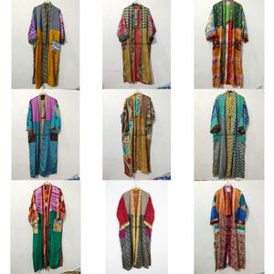 Exclusivo Kimono Japonés de Seda Vintage Hecho a Mano, con Cuello en V, Cierre con Cordón, Largo Completo y Mangas Tres Cuartos para Mujer - Product Image 1