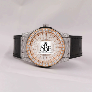 Reloj de Lujo con Diamantes, Caja Redonda de Acero Inoxidable, Números Romanos Analógicos, Correa de 20 mm, Cierre de Mariposa, Movimiento de Cuarzo - Product Image 1