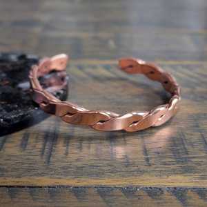 Brazalete de cobre puro Brazalete de cobre texturizado Joyería de cobre hecha a mano Regalo para él y para ella Regalo de aniversario de boda de cobre - Product Image 5