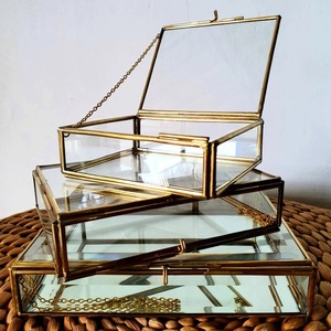 Boîte à accessoires contemporaine en métal et verre, élégant organisateur de bijoux, conteneur de présentation transparent, étui de rangement décoratif pour souvenirs - Product Image 3