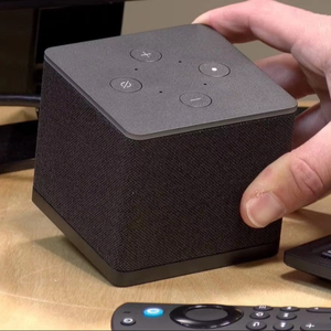 Fire TV Cube, con Fire TV Search con tecnología de IA, dispositivo de transmisión manos libres, encuentra programas más rápido con Alexa+, Wi-Fi 6E, 4K Ultra HD - Product Image 1