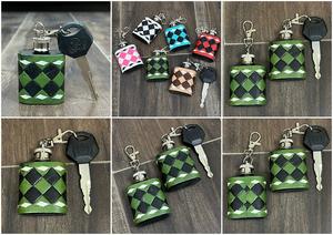 Nouvelle gourde de poche en cuir quadrillé gravé, design exclusif, pour la March Expo, vente en gros, mini gourde personnalisée avec clip porte-clés, idéale pour les cadeaux promotionnels - Product Image 3