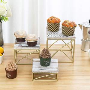 Soporte Rústico para Cupcakes con Tapa de Madera Blanqueada y Base Geométrica de Alambre de Latón, Exhibidor de Postres Estilo Granja para Pasteles - Product Image 2