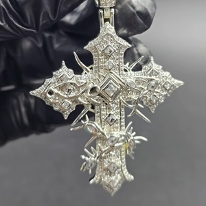 Colgante de cruz de diamantes |   Joyería Fina de Lujo Faith - Product Image 1