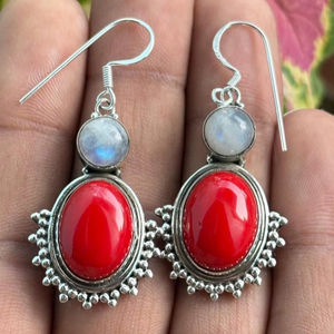Boucles d'oreilles pendantes faites à la main en argent sterling 925 avec corail et pierre de lune, style vintage bohème, pierres précieuses du sud-ouest - Product Image 1