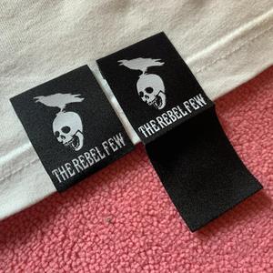 Étiquettes tissées personnalisées faites à la main avec logo, en damassé, lavables, bords découpés au laser, pli central, pour vêtements, chemises, faible MOQ - Product Image 5