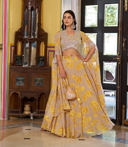 Lehenga Choli traditionnel indien en georgette, avec broderies de paillettes et de fils, pour tenue de mariage pour femmes. - Product Image 1