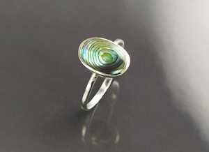 แหวนรูปไข่แบนประดับเปลือกหอยเป๋าฮื้อแท้ สีรุ้งสะท้อนแสง ดีไซน์เรียบง่าย ทำจากเงินแท้ - Product Image 3