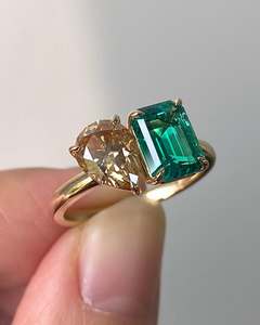 Fabricante de Joyería, Anillo de Compromiso Personalizado de Plata de Ley 925 con Esmeralda Verde en Forma de Pera y Moissanita de Doble Piedra - Product Image 3