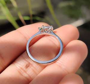 Anillo de Compromiso Clásico con Moissanita en Forma de Pera de 1 Quilate, Chapado en Oro Blanco Sólido de 18k, Sin Níquel, Joyas Avira, Anillo al por Mayor - Product Image 2