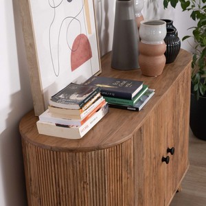 Mueble de almacenamiento de 2 puertas estilo Vandana Autumn Space con bordes redondeados, madera maciza de acacia, Boomer - Product Image 6