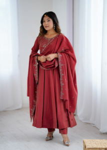 Robe Anarkali en soie Chanderi Roman Shimmer avec broderie de perles faite à la main, ensemble six-quinze Kali, broderie Jari évasée de quatre mètres, dupatta et pantalon - Product Image 3