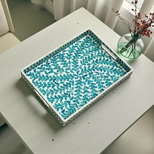 Bandeja de servir de madera con incrustaciones de hueso, diseño único hecho a mano, con un mosaico exclusivo y asas resistentes, ideal para restaurantes, en venta. - Product Image 1