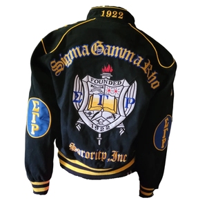Chaqueta universitaria negra para mujer con gráfico de letras griegas bordadas, botones a presión, mangas largas, puños acanalados y ribete a rayas, estilo casual. - Product Image 4