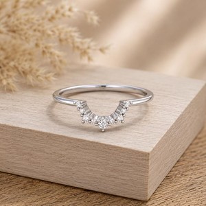 Bague de fiançailles minimaliste en or massif 10K 14K 18K avec diamant de laboratoire rond serti à griffes, courbée en chevron, certifiée IGI, empilable - Product Image 2