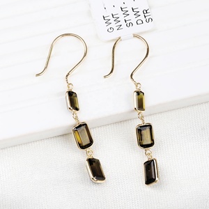Boucles d'oreilles pendantes linéaires à trois pierres en or jaune massif 18 carats et tourmaline verte naturelle, collection Memoria Jewels, vente en gros - Product Image 3