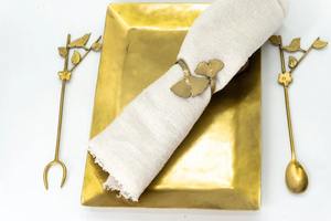 Rond de serviette élégant fini or avec motif feuille, idéal pour la mise en scène de tables festives, les fêtes et les occasions spéciales, provenant d'Inde. - Product Image 4