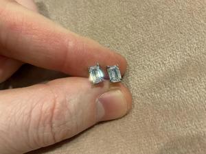 Élégantes boucles d'oreilles clous en diamant de laboratoire taille émeraude 1 carat, or massif 14K plaqué rhodium, style minimaliste, cadeau idéal pour fête ou anniversaire, pour femme - Product Image 4