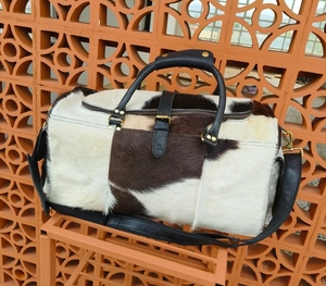 Bolsa de lona de cuero genuino con estampado animal, cierre de cremallera y correa ajustable para viaje. - Product Image 4