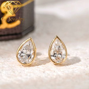 Boucles d'oreilles clous en or jaune 18 carats avec diamant de laboratoire taille poire serti clos, bijoux de luxe de fabricant - Product Image 5
