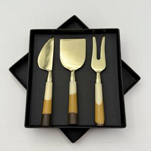 Ensemble de couteaux à fromage élégants et modernes en acier inoxydable doré avec manche en résine, compatibles lave-vaisselle, pour le petit-déjeuner et la cuisine - Product Image 1