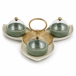 Ensemble de service en métal artisanal, conçu avec une finition dorée contemporaine et des bols élégants à couvercles, parfait pour la décoration culinaire haut de gamme. - Product Image 4