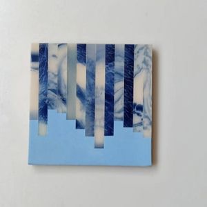 Elegante Posavasos Redondo con Diseño de Puntos en Azul Cielo con Centro en Tono Madera, Accesorio Decorativo para Protección de Mesa - Product Image 4