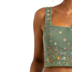Conjunto de Top Corto y Falda Bordados en Verde Salvia para Mujer, Diseño Floral de Verano, Dos Piezas, Logotipo Personalizado, OEM, Ropa al Por Mayor - Product Image 3