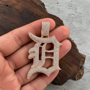 Colgante Personalizado de Letra D Estilo Hip Hop Gótico, Plata 925 con Micro Pavé de Moissanita, Colgante de Letra Inicial al por Mayor - Product Image 4