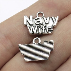 Colgante con letras 'Esposa de la Marina' de 19x13mm, de aleación de zinc en plata envejecida, para recuerdo de esposa militar - Product Image 1
