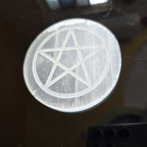 Plaque en sélénite naturelle Étoile de David de 3 pouces, hexagramme gravé, plaque de recharge en cristal rond, décoration spirituelle, vente en gros - Product Image 3