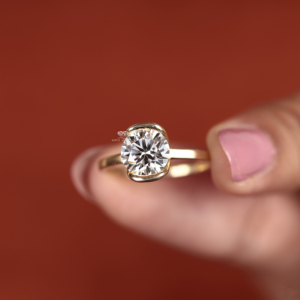 Anillo de Compromiso y Boda con Diamante Cultivado en Laboratorio, Corte Brillante, 2.00 CT, Engaste de Bisel, Oro Amarillo de 14K, Hecho a Mano para Mujer, OEM ODM - Product Image 5