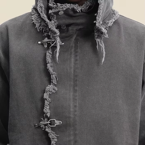 แจ็คเก็ตคาร์โก้สไตล์วินเทจผ้ายีนส์ฟอกทรายปะติดปะต่อสำหรับผู้ชาย มีฮู้ดถอดได้ ขอบเสื้อฉีกขาด สไตล์ฮิปฮอป ปักโลโก้ด้านหน้า - Product Image 5