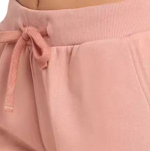 Conjunto Deportivo Rosa de Moda, Sudadera con Capucha y Bolsillos, Pantalones Deportivos, Ideal para Salidas Casuales y Ropa Deportiva Cómoda - Product Image 4