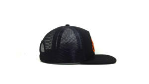 Gorra Trucker Negra de 5 Paneles con Logo Personalizado al por Mayor, Bordado Lateral y Diseño 3D Naranja BAREDOWN - Product Image 3